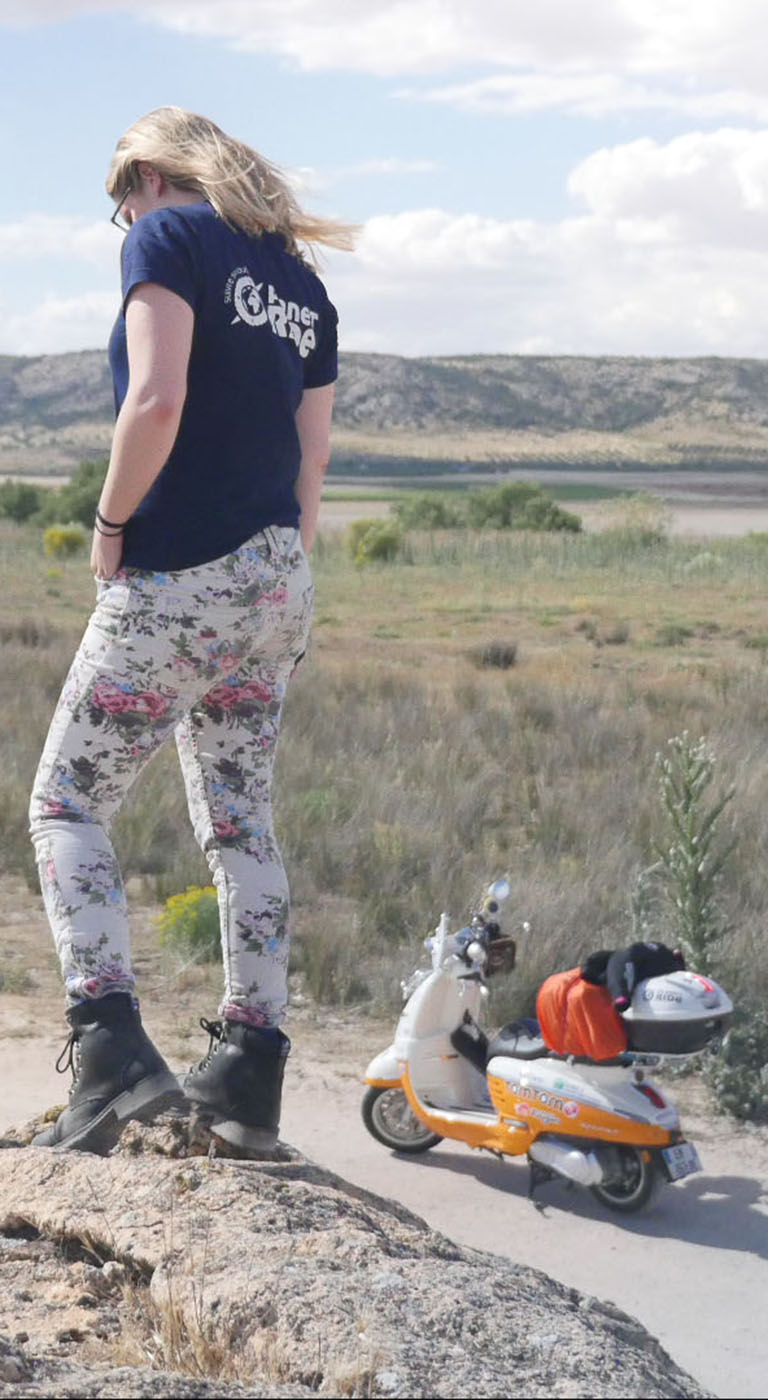 During their 49-day road-trip, Clémence and Lisa had the chance to cross with their scooter Django the desert of Bardenas. One of the most memorable stages of their journey of more than 4000 km.