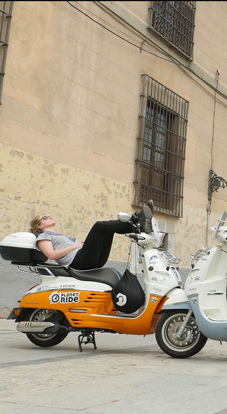 A Clémence and Lisa have traveled Madrid, the beautiful Spanish capital on the handlebars of their Django scooter. A city trip made of encounters, architectural and gastronomic discoveries. A nice new step to their travel book