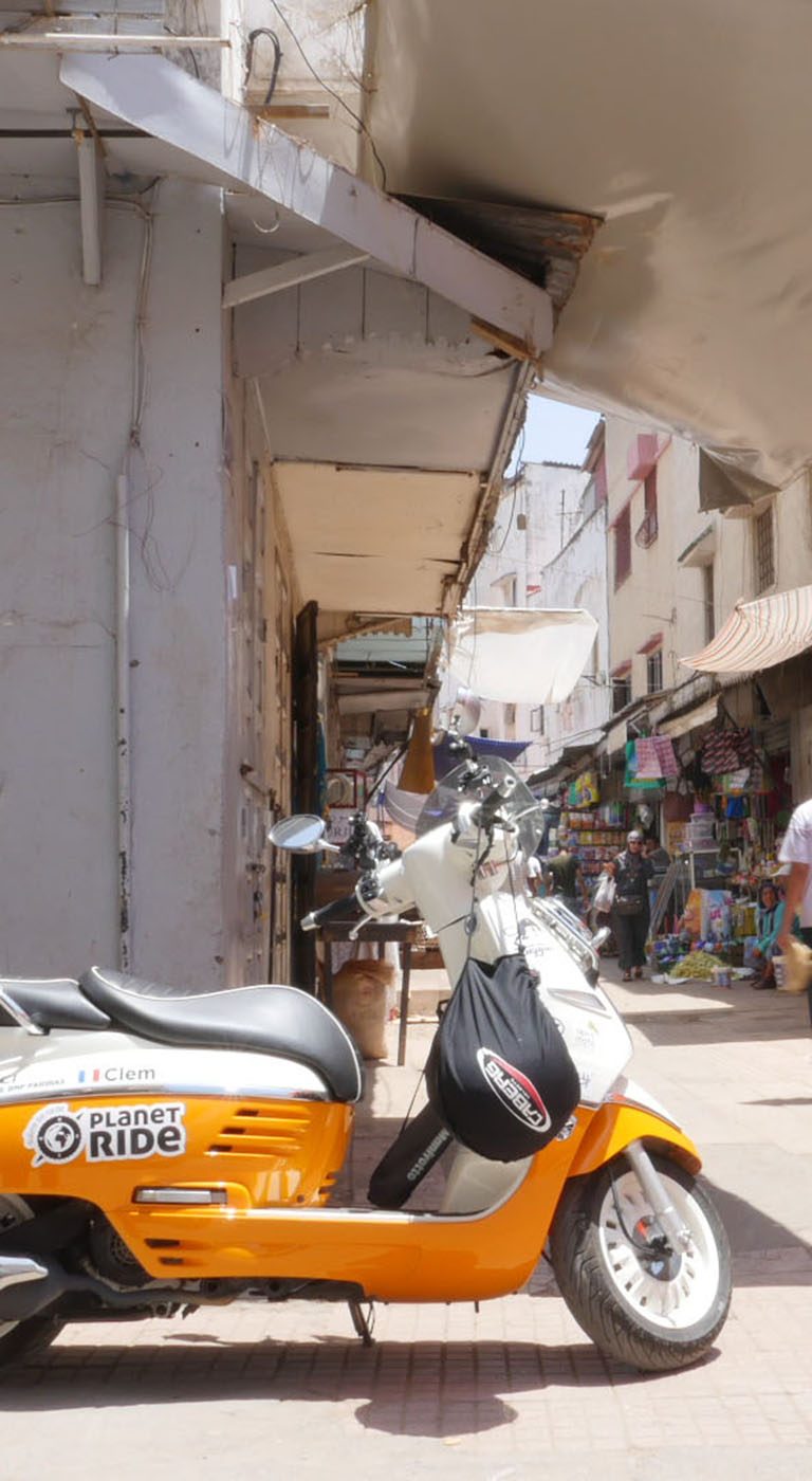 Thanks to their scooter Django, Clémence and Lisa we were lucky to be able to travel the souks and medina of Moroccan cities. An urban road-trip perfectly suited to their scooter. A real pleasure to ride under the warmth of Morocco