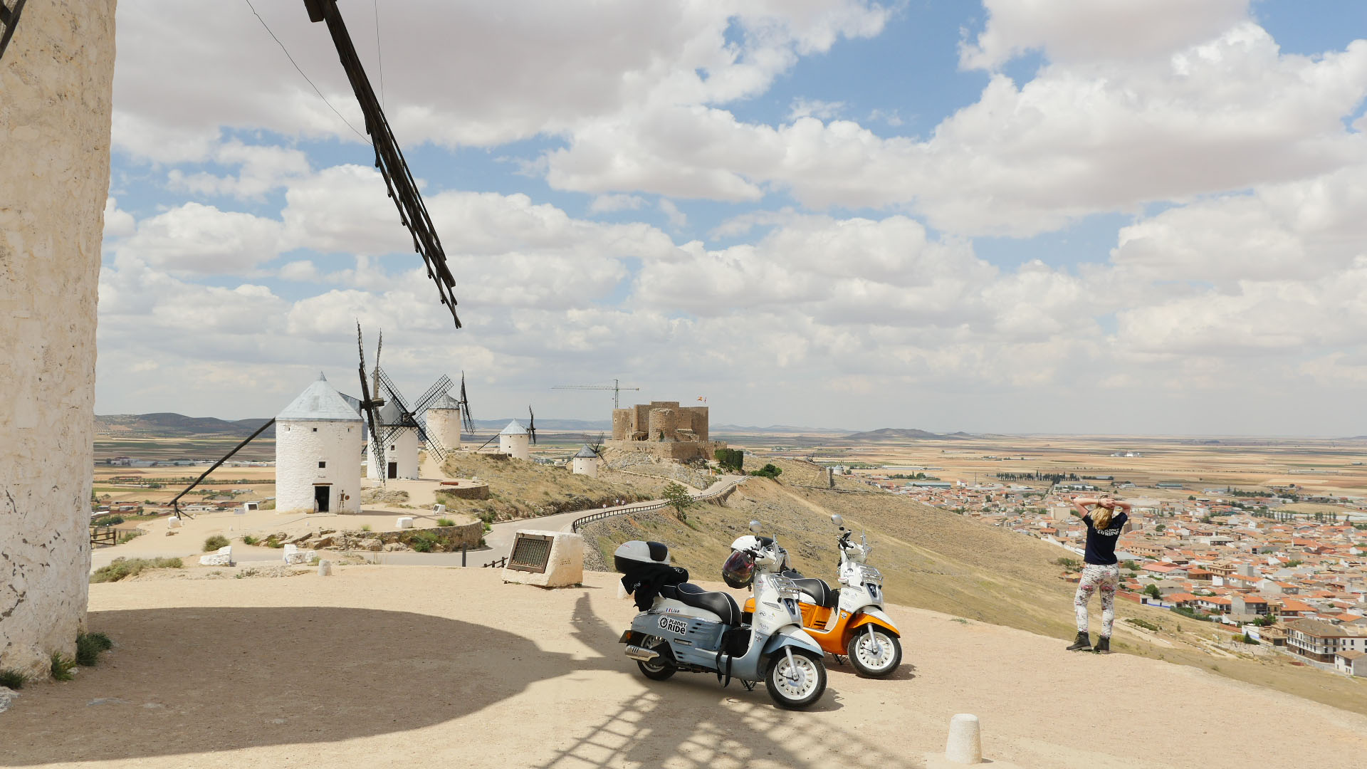 Clémence and Lisa left Paris on the most beautiful roads in the south towards Morocco. They crossed with their scooter Django the famous road of Don Quixote in Spain. A discovery that will remain without doubts among the most beautiful of their adventure.