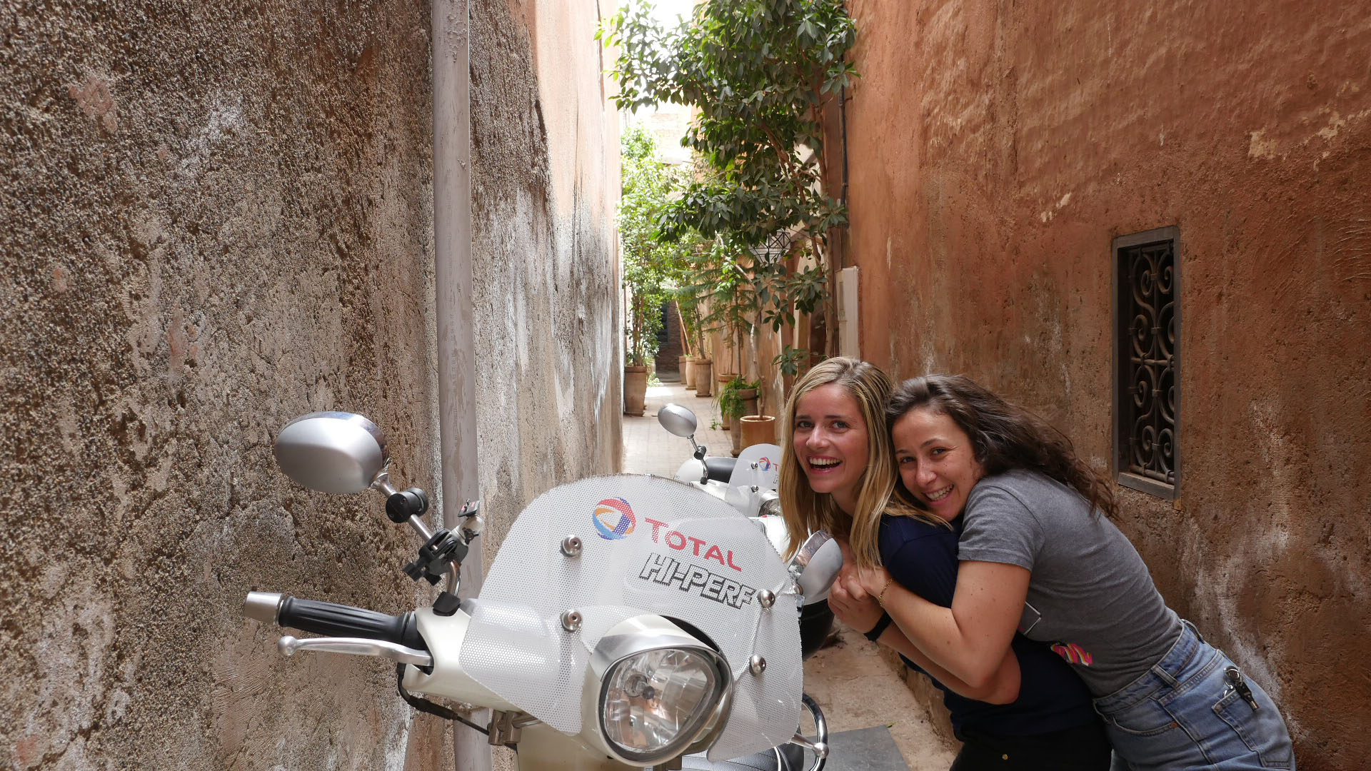 It is with joy and happiness that Lisa, Clemence and their faithful companions: the Django, have completed their incredible road-trip. 4254 km of encounters, discovery and laughter. A beautiful adventure that is completed under the sun of Marrakech.